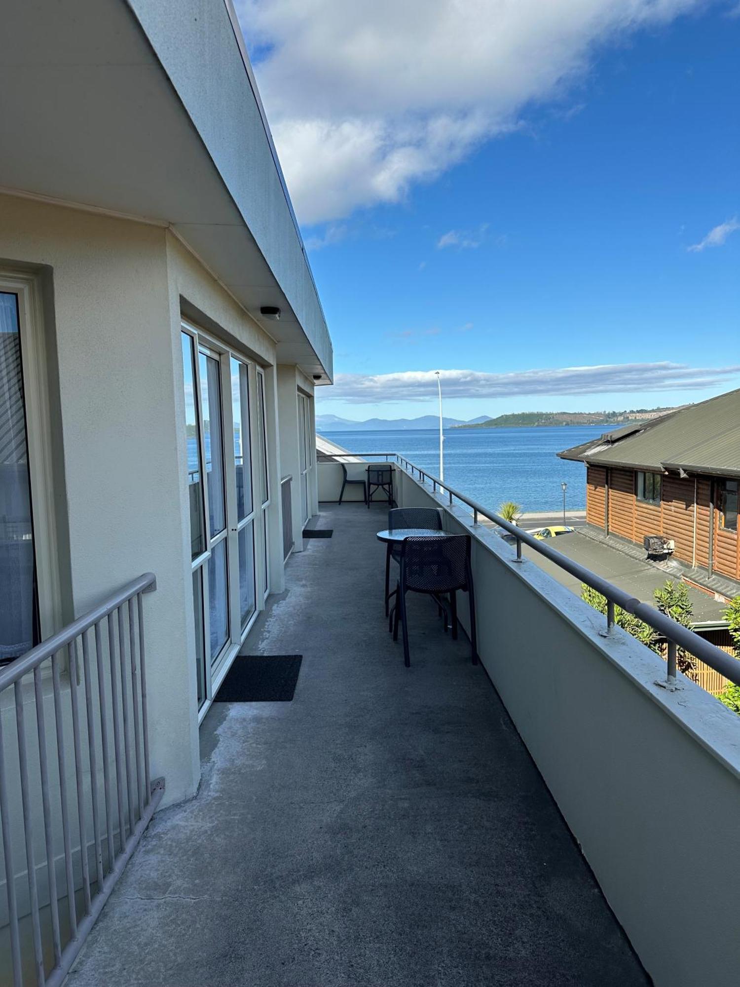 Baycourt Lakefront Motel Tauposjön Exteriör bild
